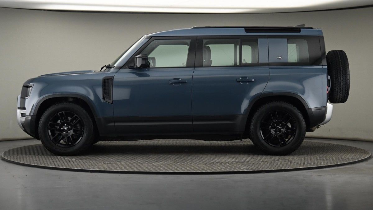 Land Rover Defender 110 Image 23