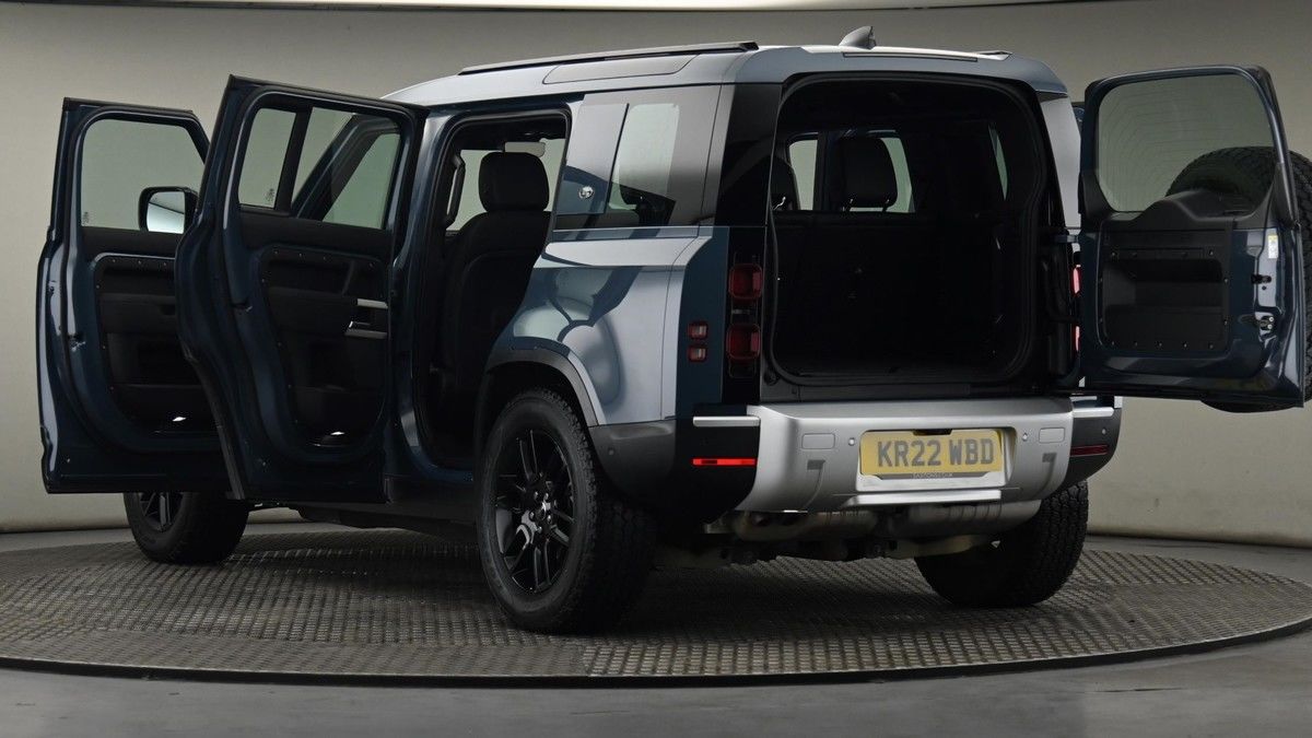 Land Rover Defender 110 Image 29