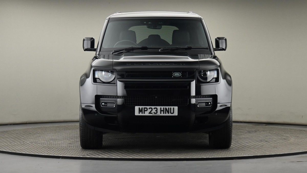 Land Rover Defender 110 Image 21