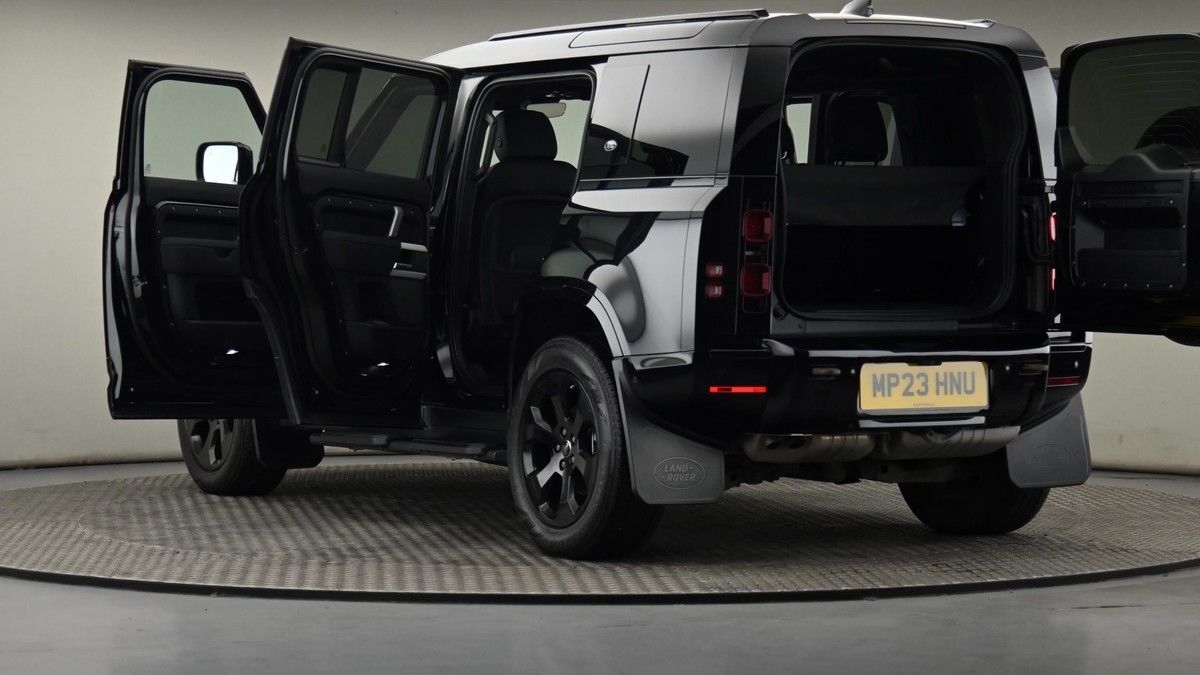 Land Rover Defender 110 Image 29