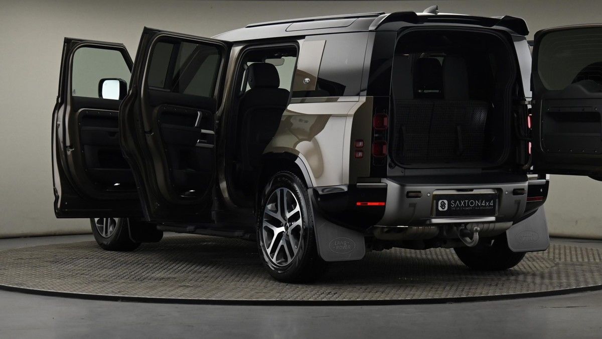 Land Rover Defender 110 Image 29