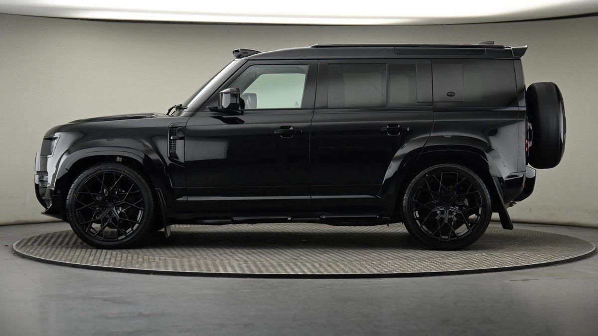 Land Rover Defender 110 Image 23