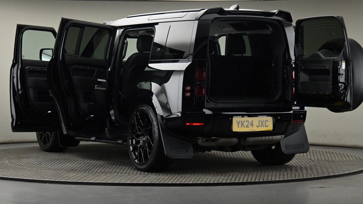 Land Rover Defender 110 Image 29