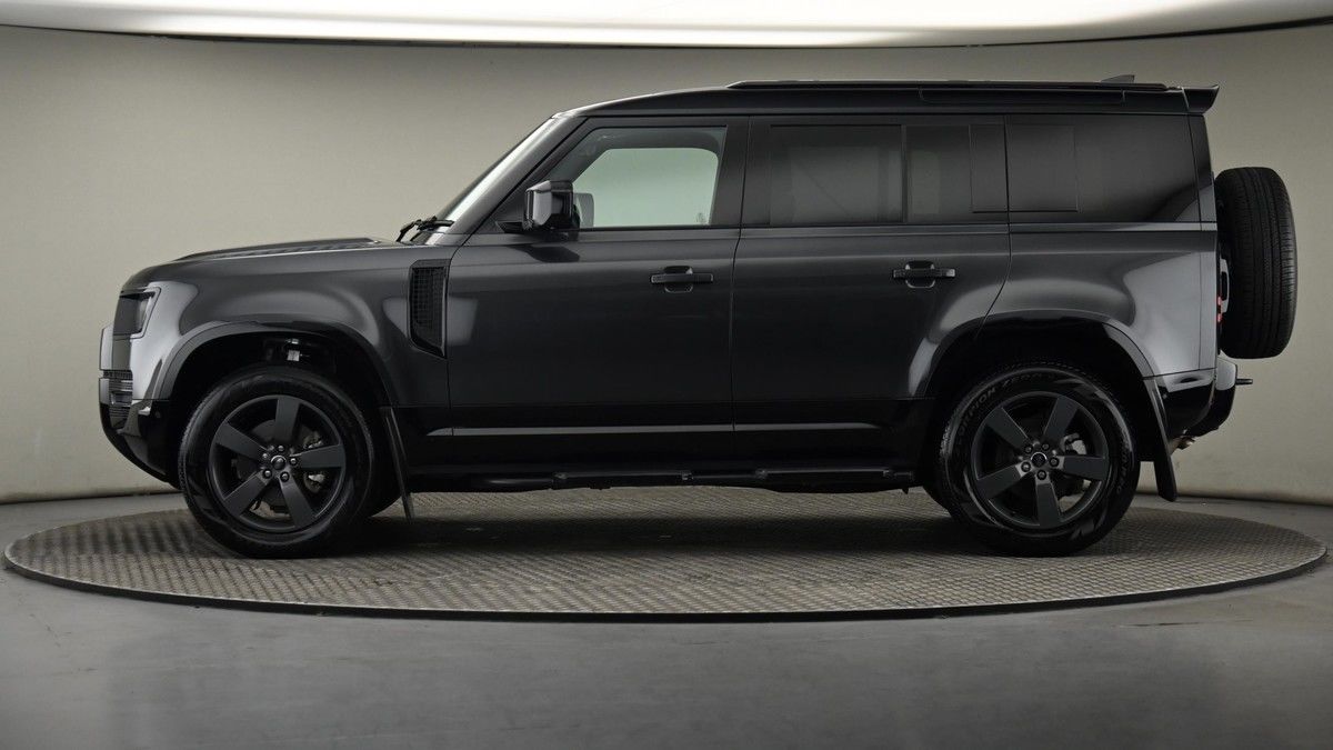 Land Rover Defender 110 Image 23