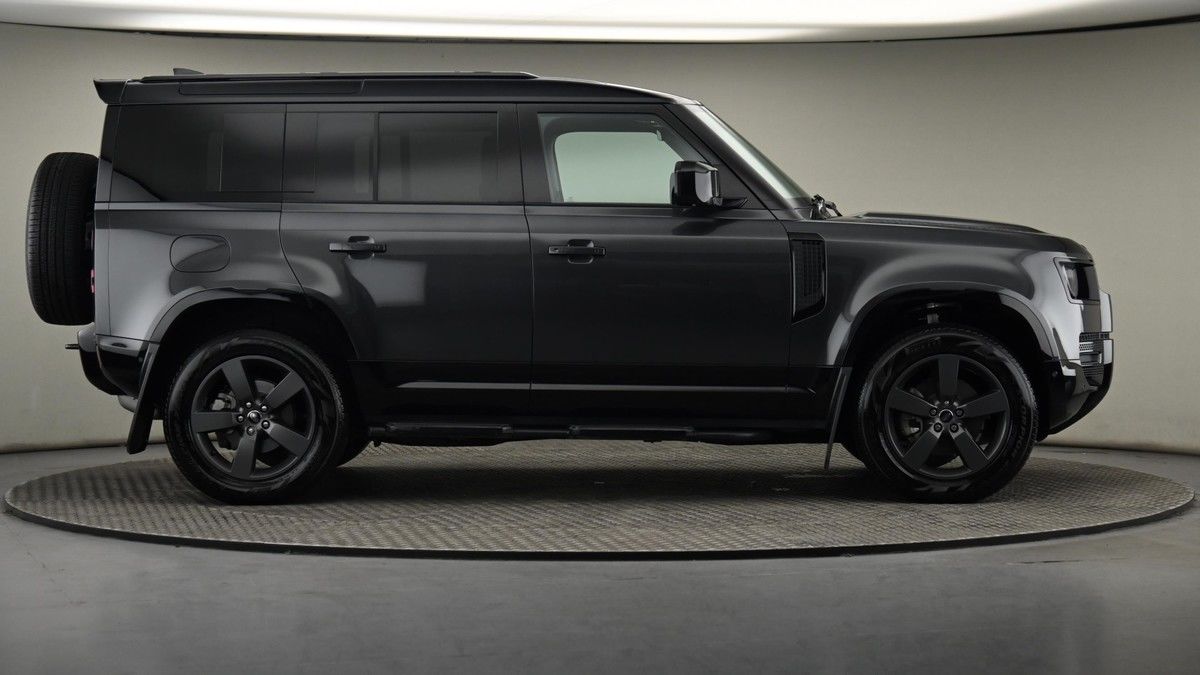 Land Rover Defender 110 Image 27