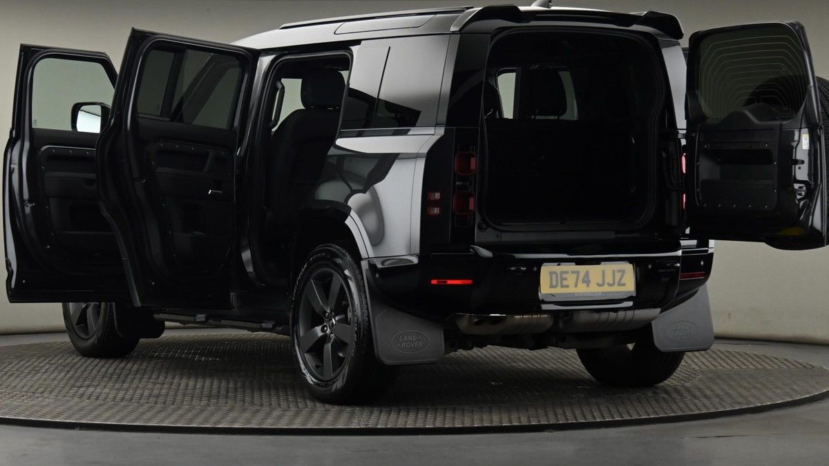 Land Rover Defender 110 Image 29