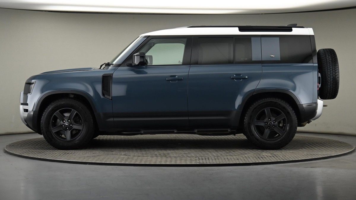 Land Rover Defender 110 Image 23