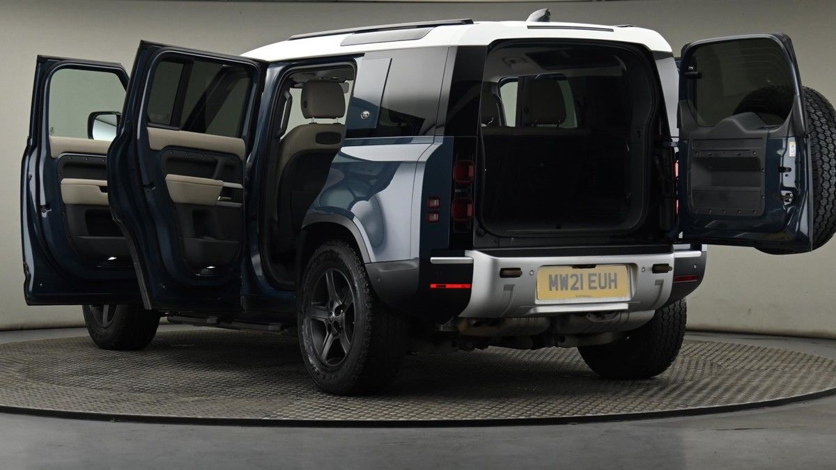 Land Rover Defender 110 Image 29