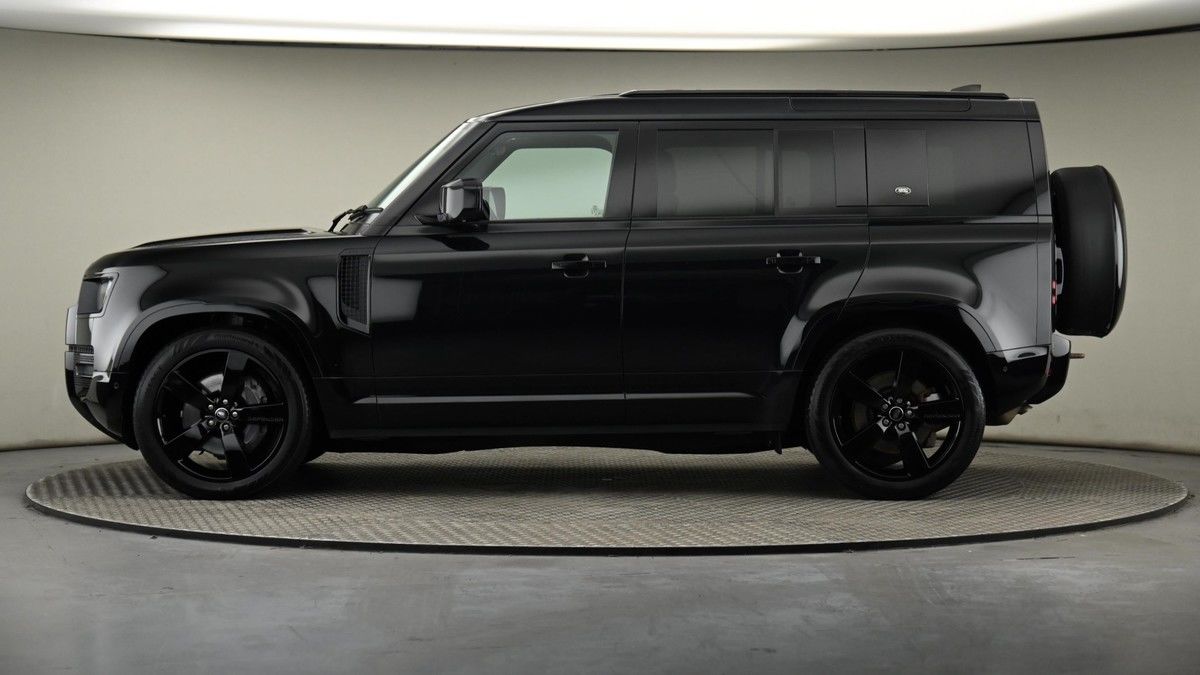 Land Rover Defender 110 Image 23