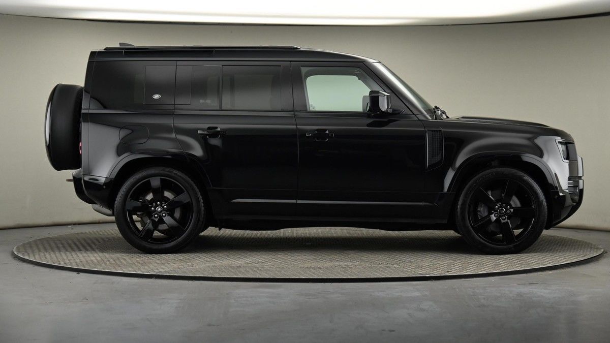 Land Rover Defender 110 Image 27