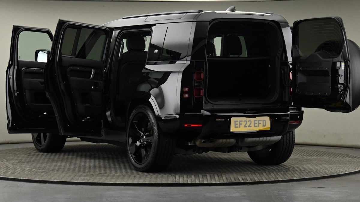 Land Rover Defender 110 Image 29