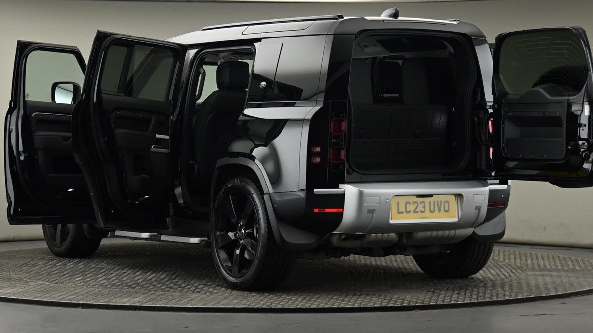 Land Rover Defender 110 Image 58