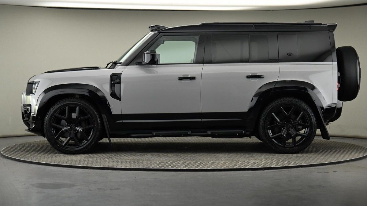 Land Rover Defender 110 Image 45