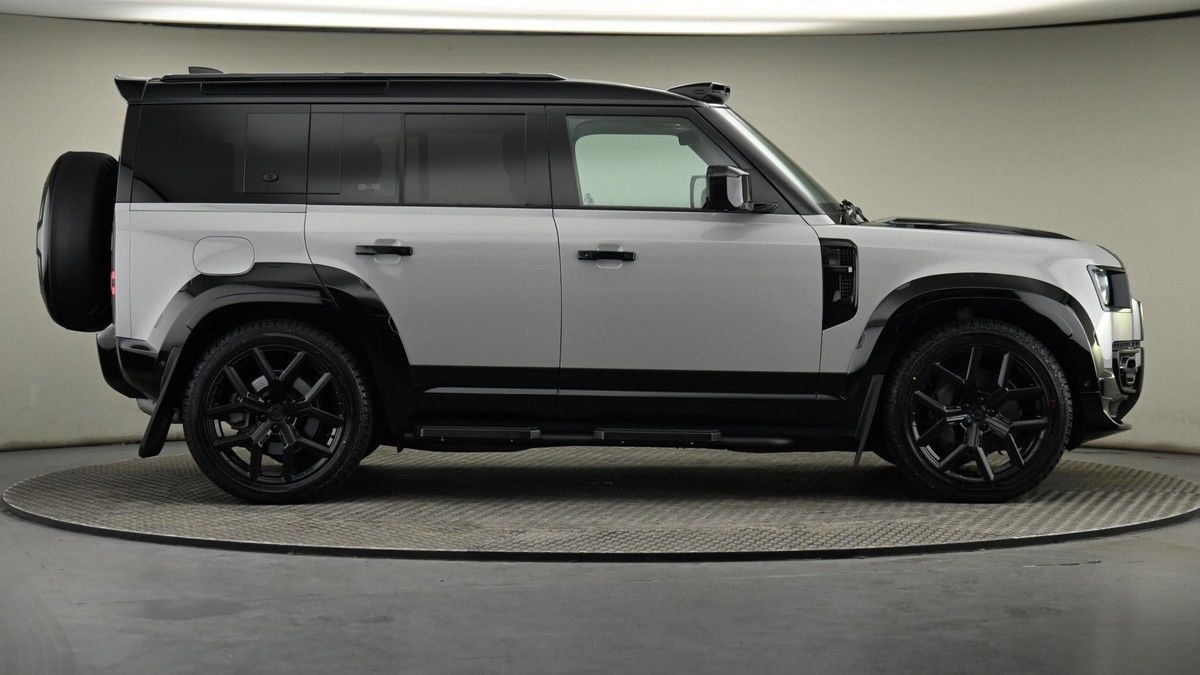 Land Rover Defender 110 Image 53