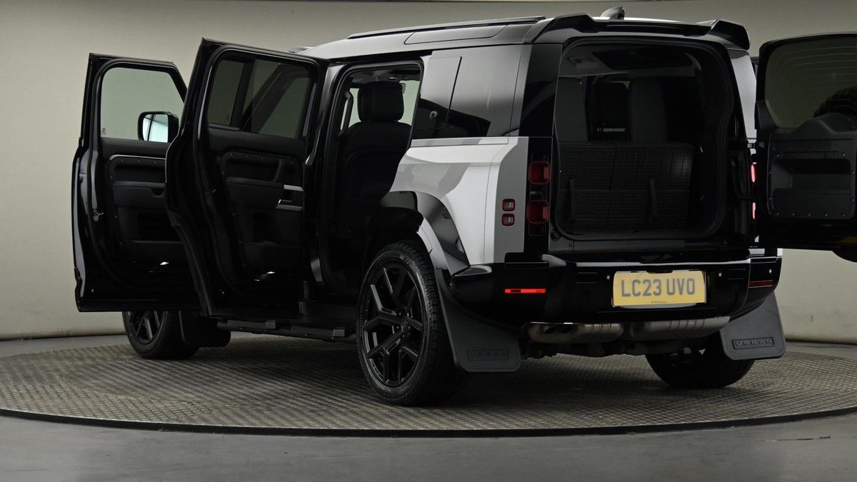 Land Rover Defender 110 Image 57