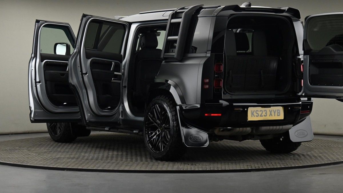 Land Rover Defender 110 Image 29