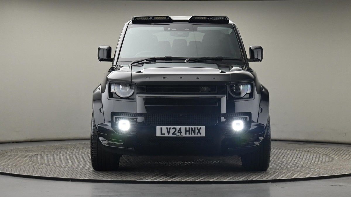 Land Rover Defender 110 Image 21