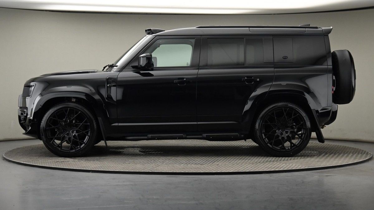 Land Rover Defender 110 Image 23