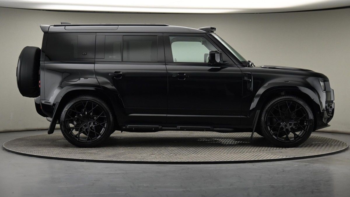 Land Rover Defender 110 Image 27