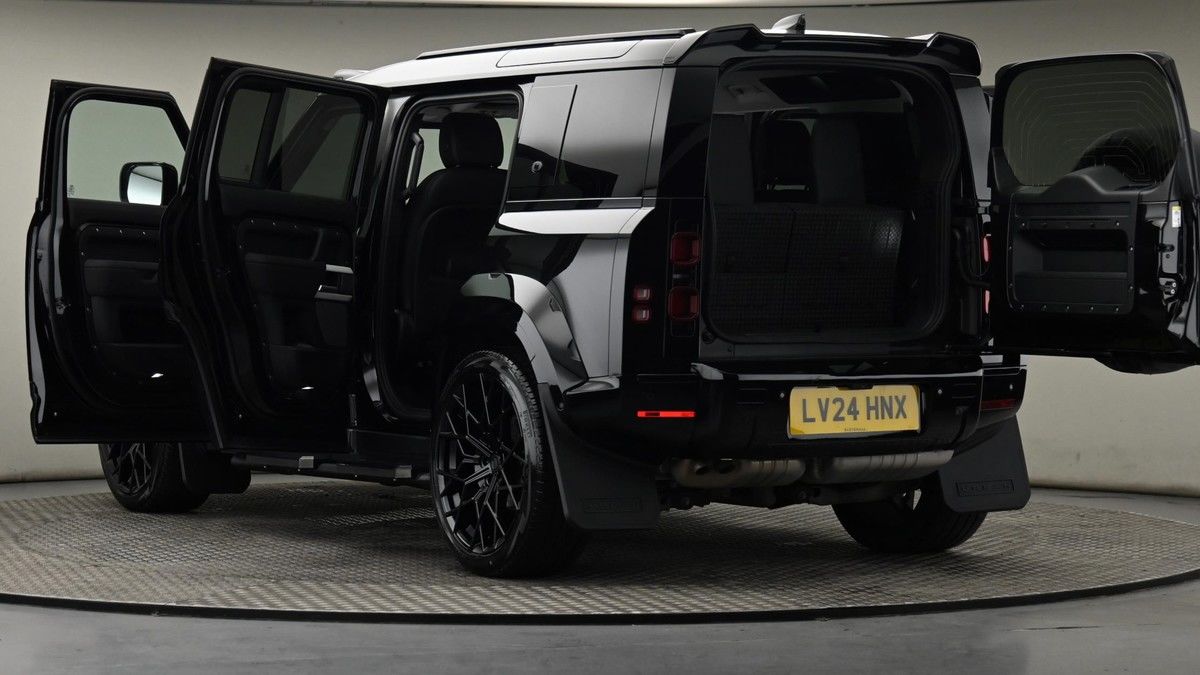 Land Rover Defender 110 Image 29