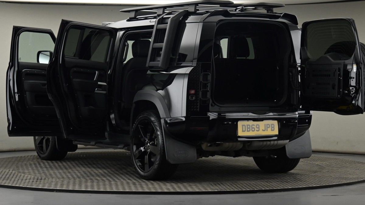 Land Rover Defender 110 Image 29