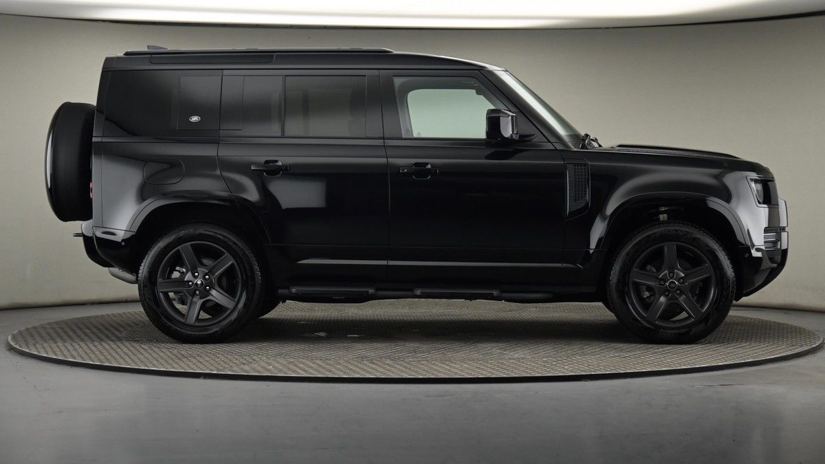Land Rover Defender 110 Image 27