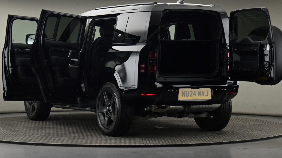 Land Rover Defender 110 Image 29