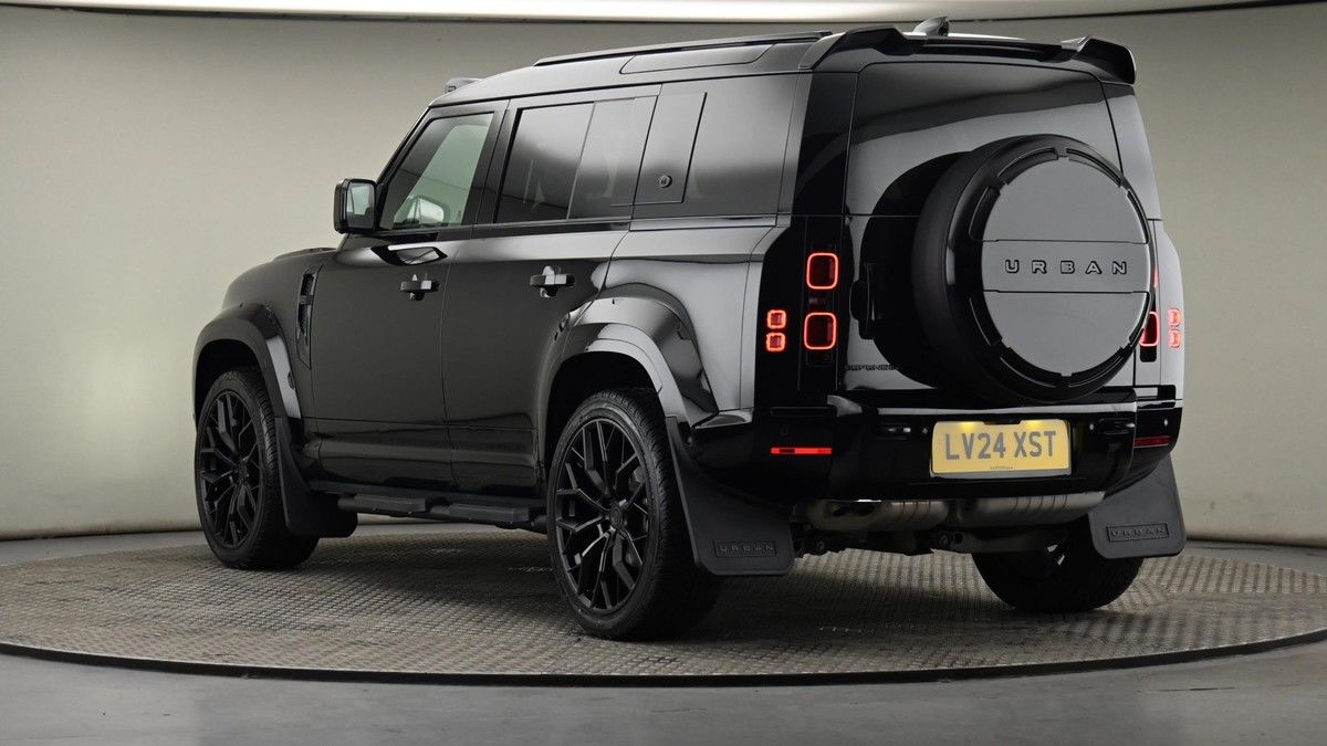 Land Rover Defender 110 Image 24