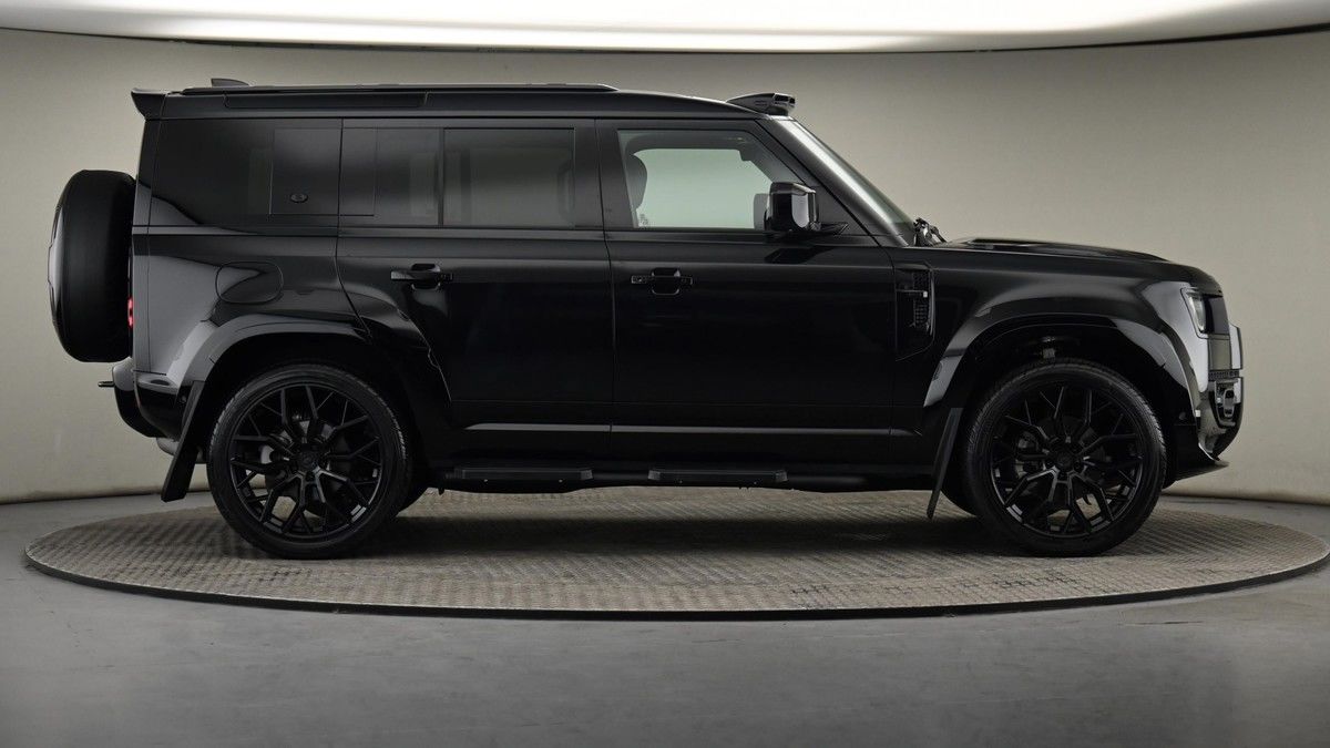 Land Rover Defender 110 Image 27