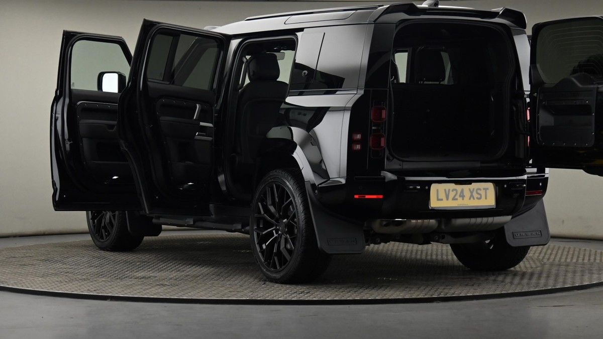 Land Rover Defender 110 Image 29