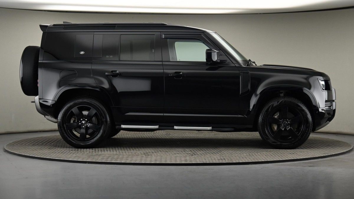 Land Rover Defender 110 Image 27