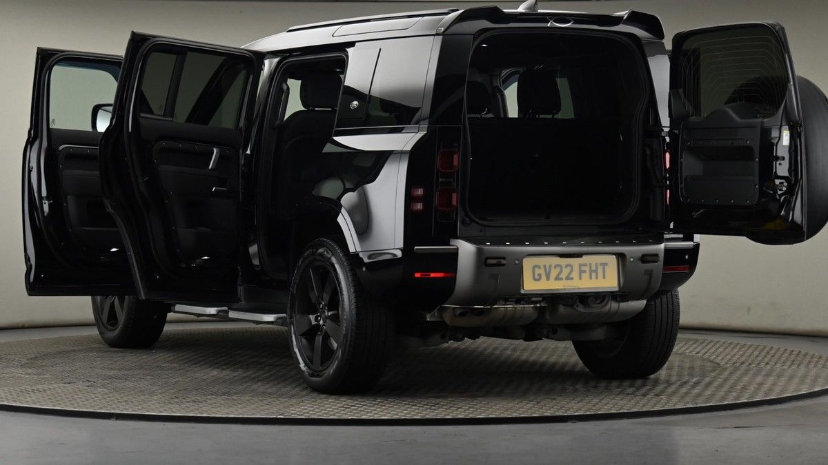 Land Rover Defender 110 Image 29