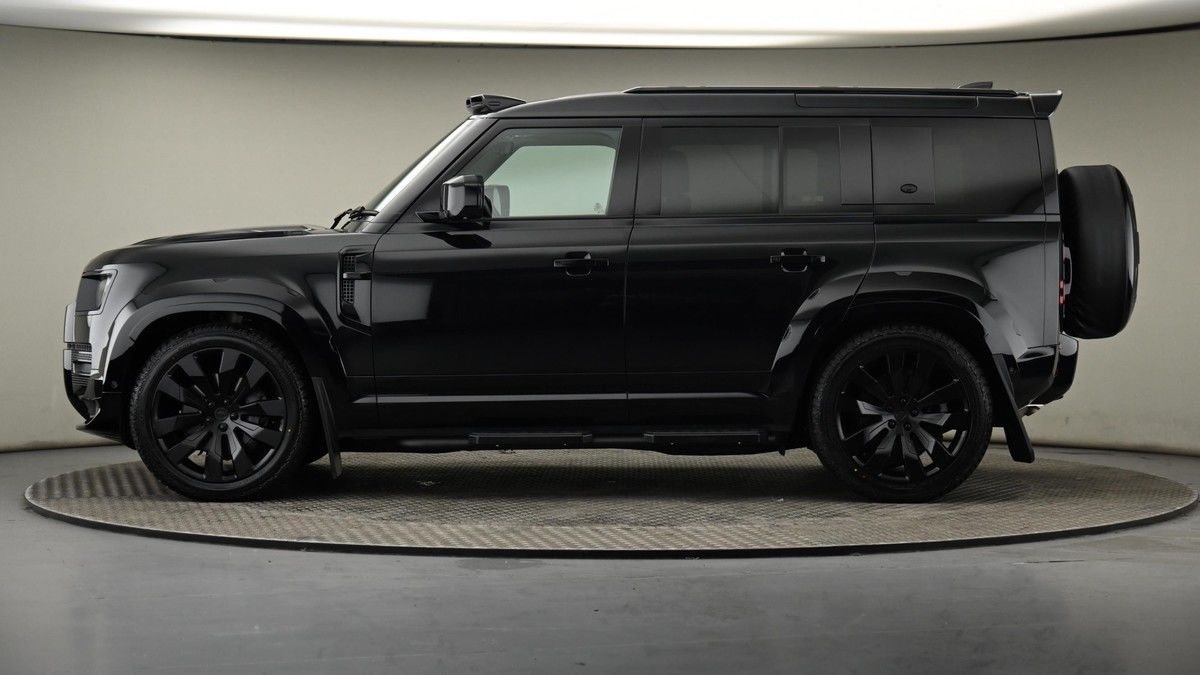 Land Rover Defender 110 Image 23