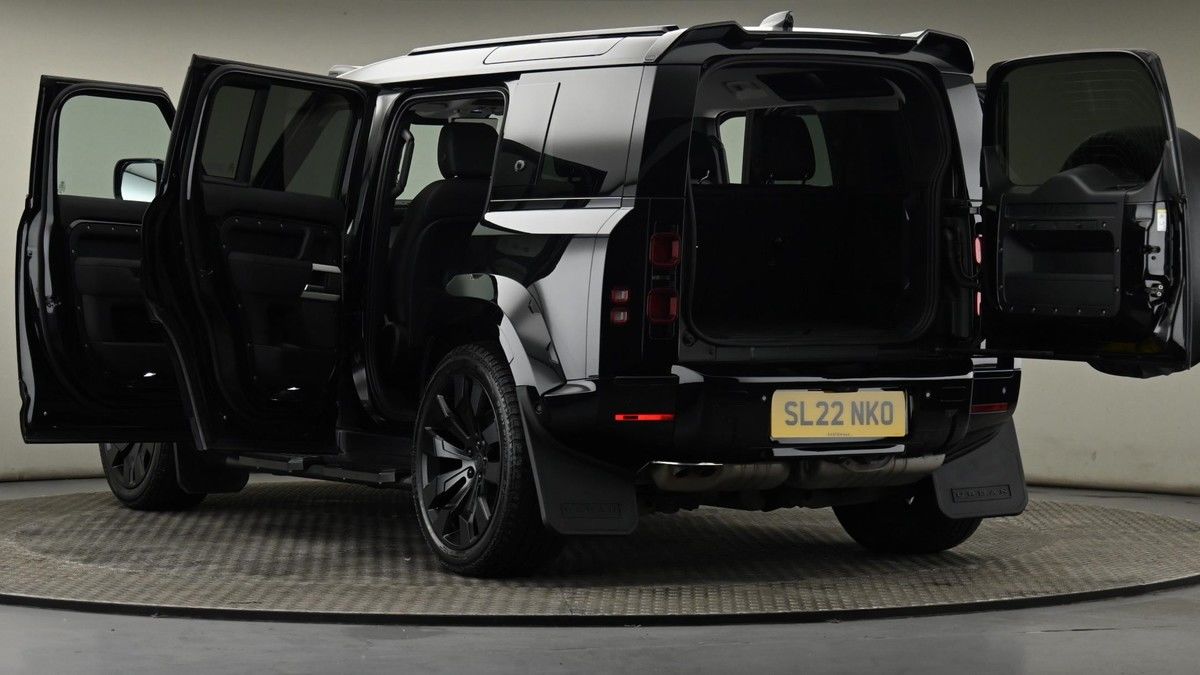 Land Rover Defender 110 Image 29