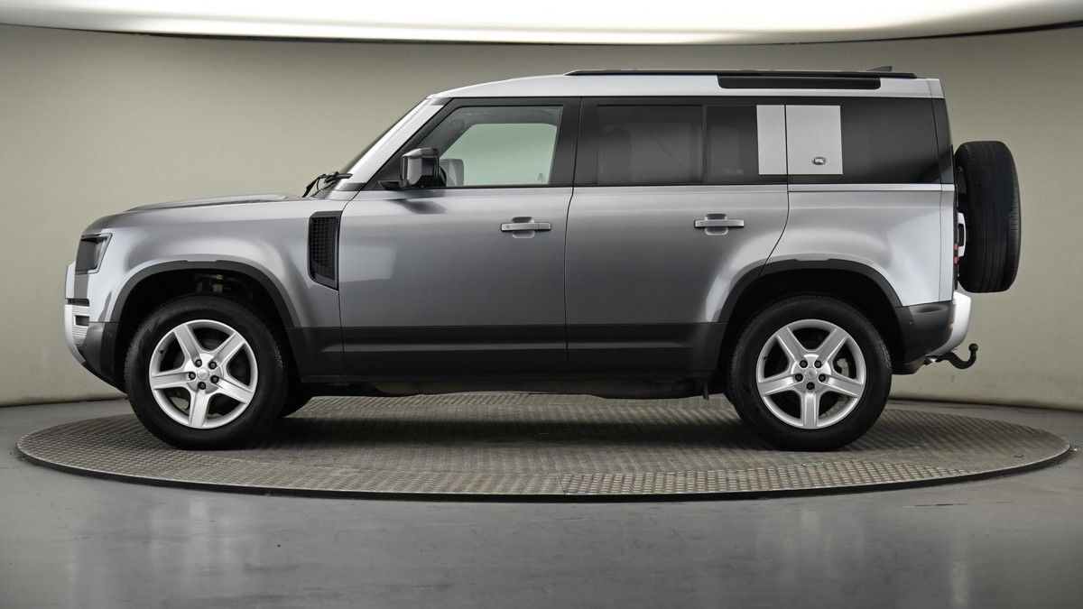 Land Rover Defender 110 Image 23