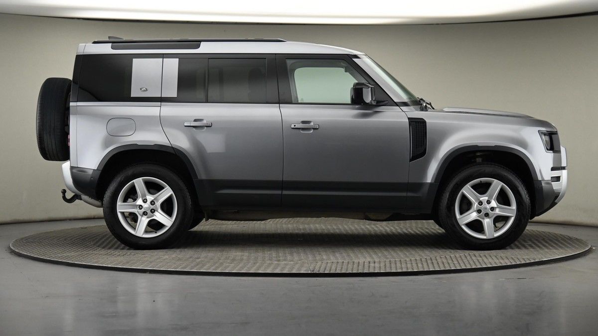 Land Rover Defender 110 Image 27