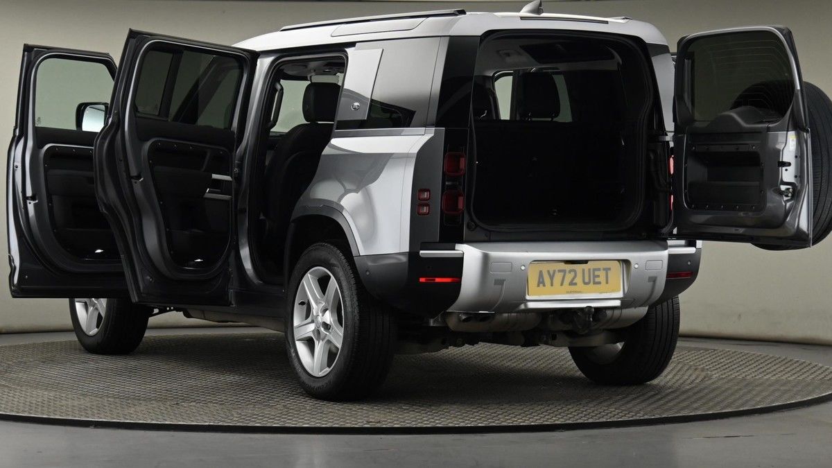 Land Rover Defender 110 Image 29