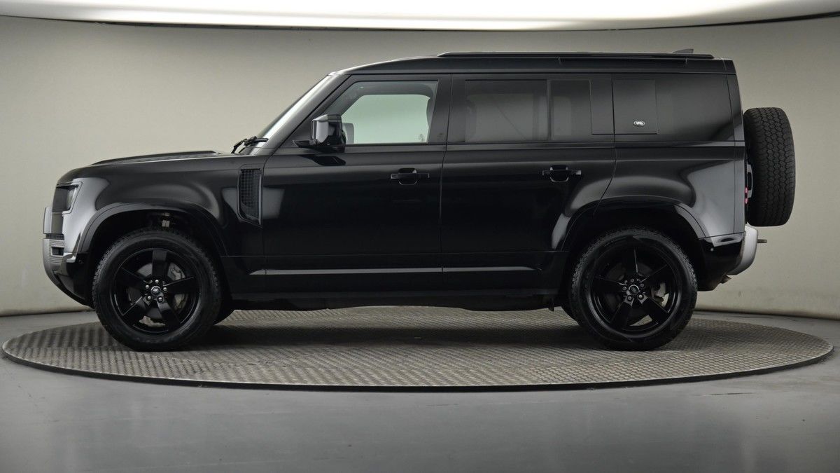 Land Rover Defender 110 Image 22