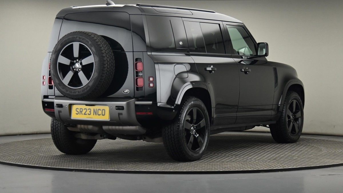 Land Rover Defender 110 Image 25