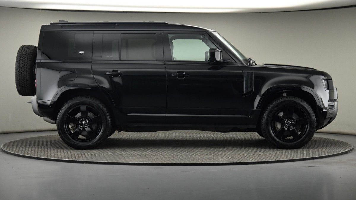 Land Rover Defender 110 Image 26