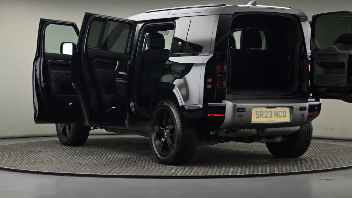 Land Rover Defender 110 Image 28
