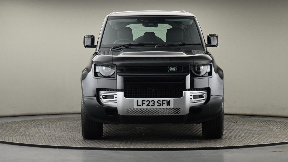 Land Rover Defender 110 Image 21