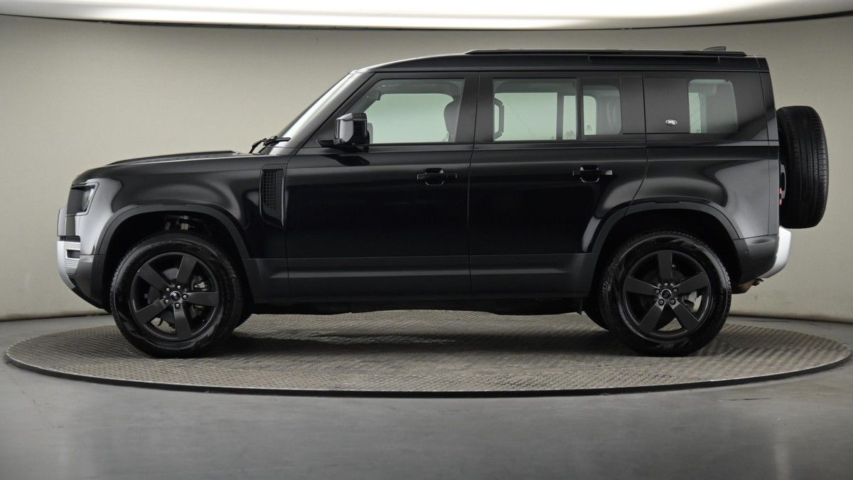 Land Rover Defender 110 Image 23