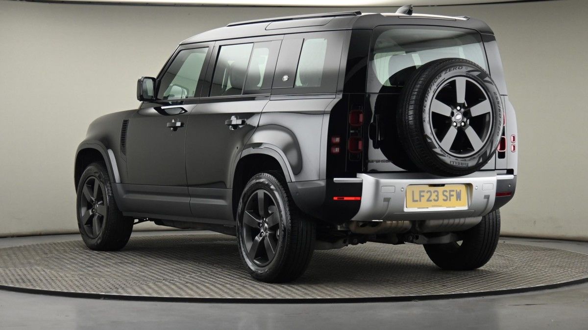 Land Rover Defender 110 Image 24