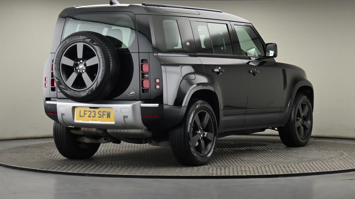 Land Rover Defender 110 Image 26