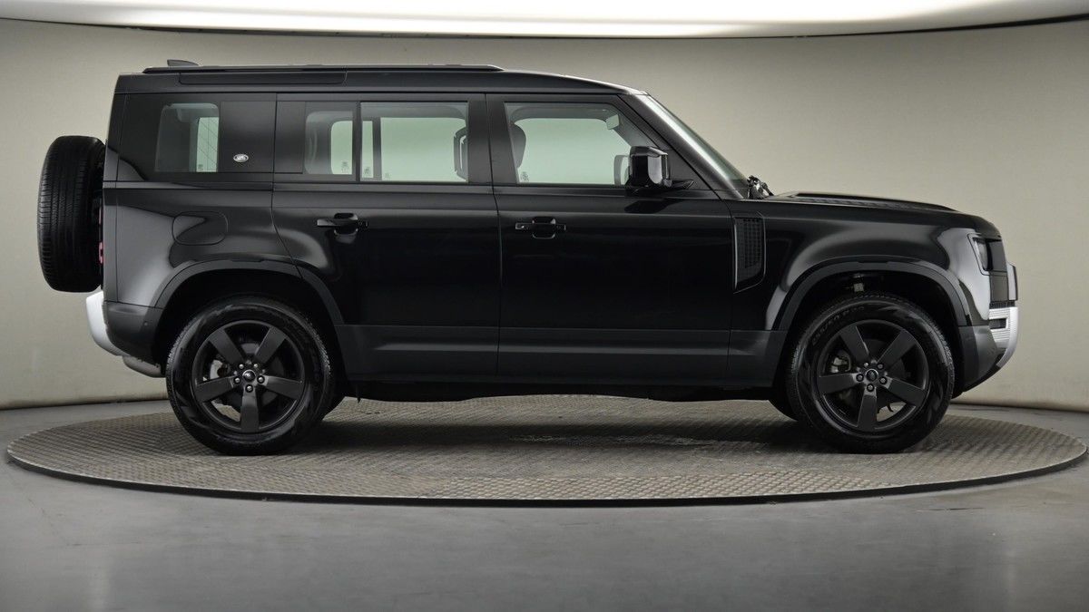 Land Rover Defender 110 Image 27