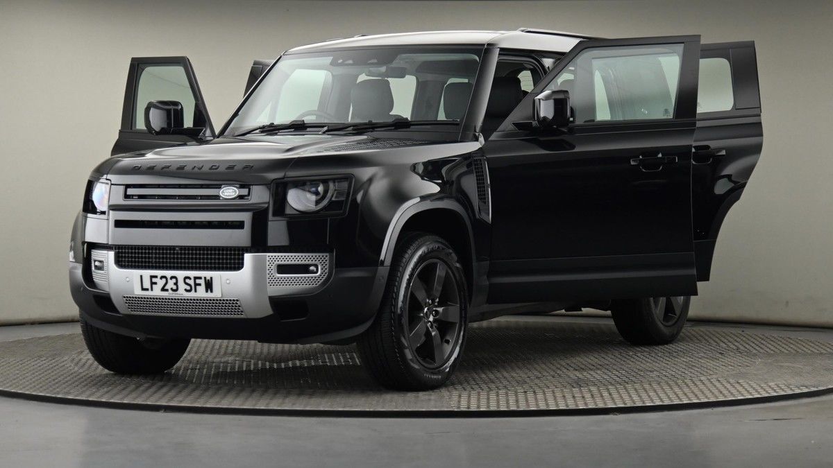 Land Rover Defender 110 Image 28