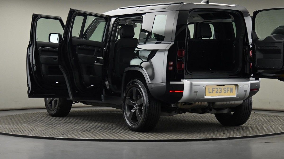 Land Rover Defender 110 Image 29