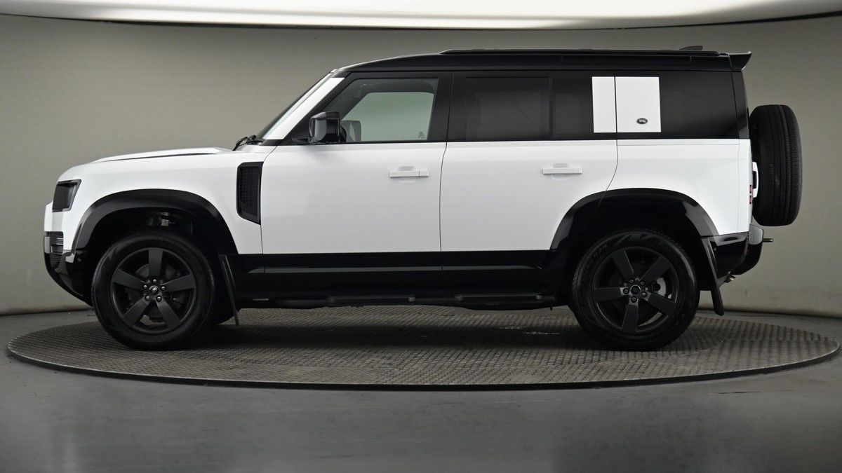 Land Rover Defender 110 Image 23