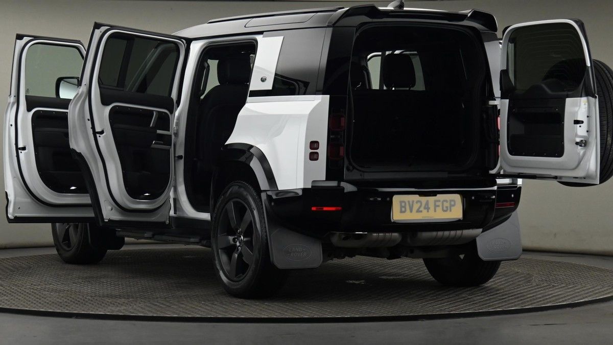 Land Rover Defender 110 Image 29